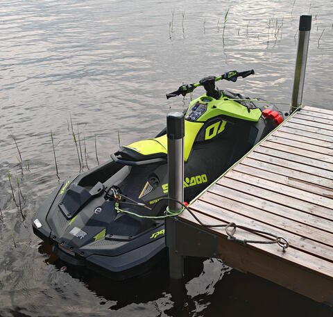 Vesijetti laiturissa