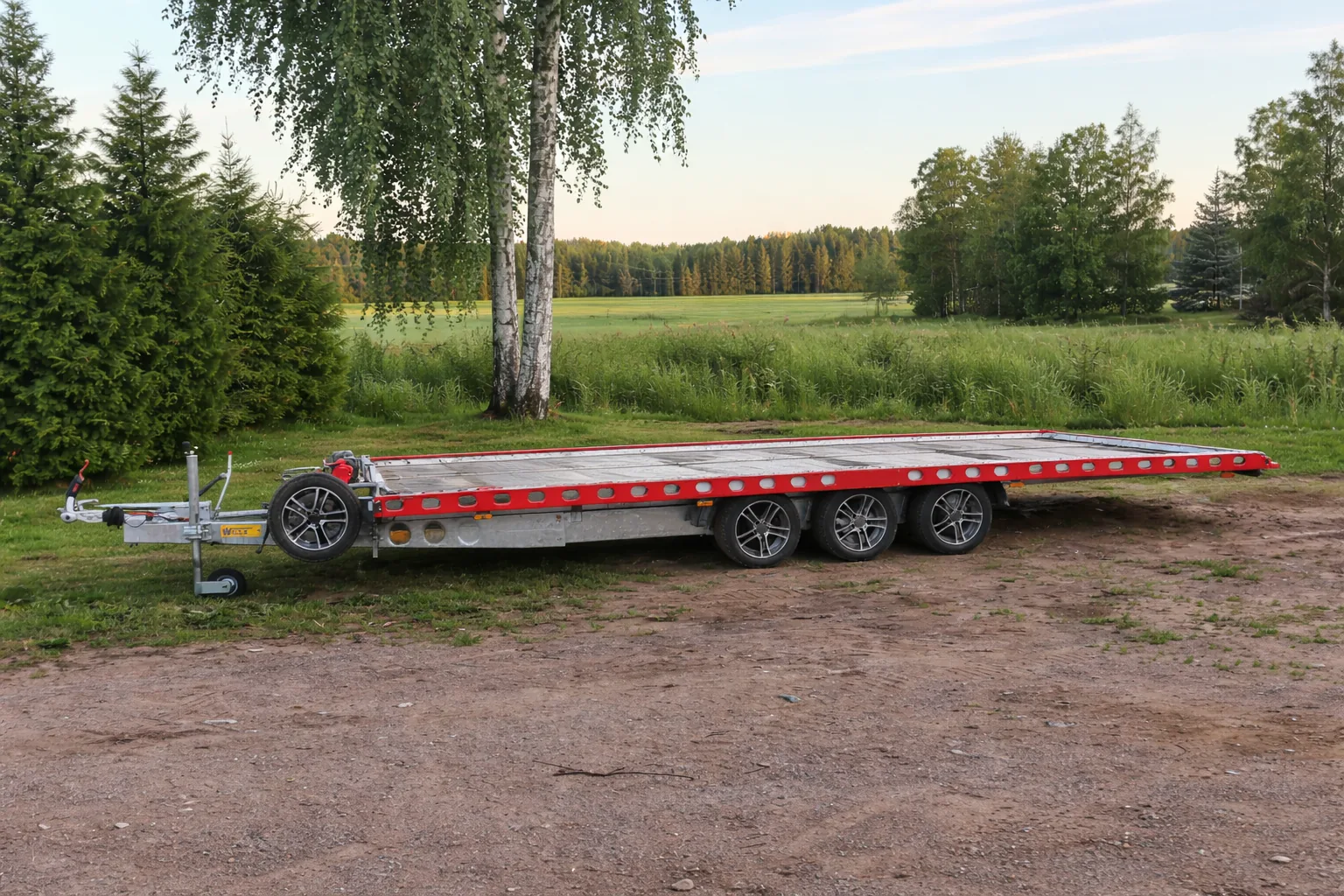 Kippaava autonkuljetustraileri